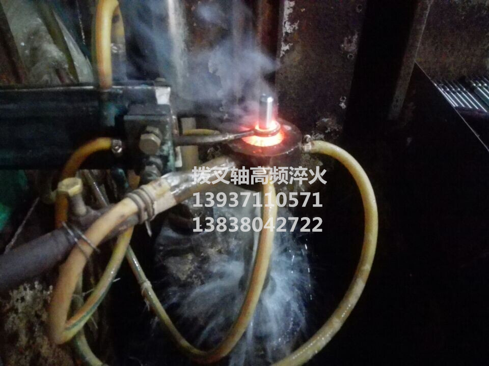 拨叉轴淬火设备工作现场_副本